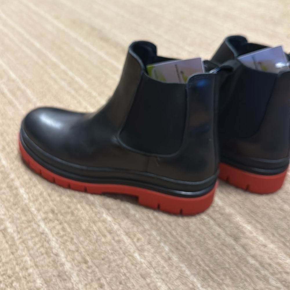Stylish leather boots with red bottoms - Picture 4 of 4